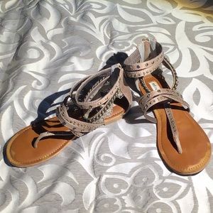 Strappy sandal, lace, bronze chain, brown stones